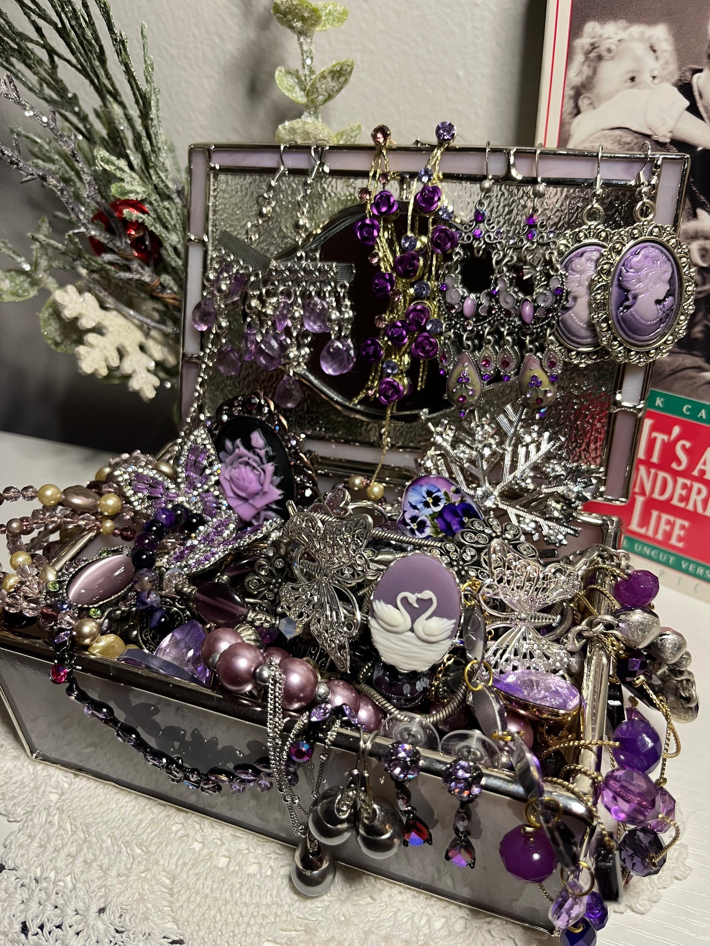 Yours ‘til Bedford Falls: 💋🪻🩶 “This Old Thing?” A Violet Bick Affair