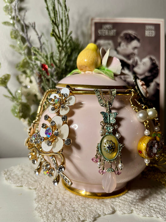 Yours ‘til Bedford Falls: 🍐🌸🪽 Zuzu’s Petals