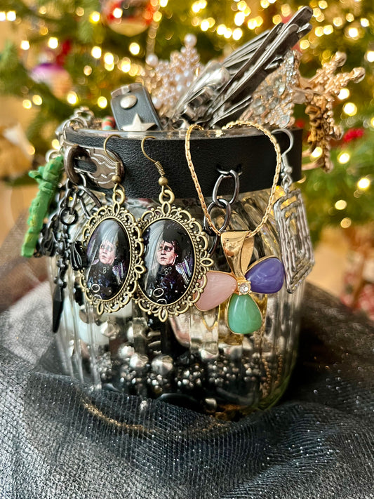 “Hold me, I can’t” - Edward Scissorhands Jewelry Jar ❄️✂️